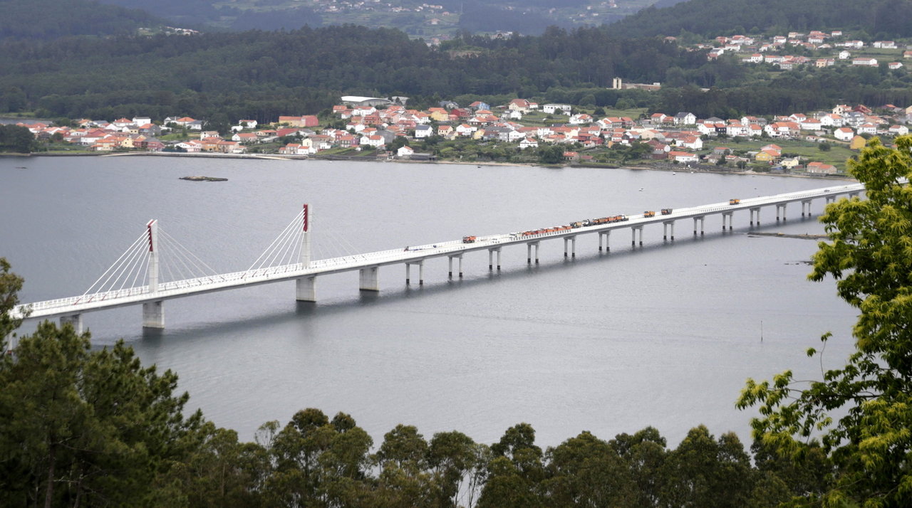 La variante de Noia, el puente que cruza la ría y evita el paso por el casco urbano de esta localidad, durante la prueba con camiones