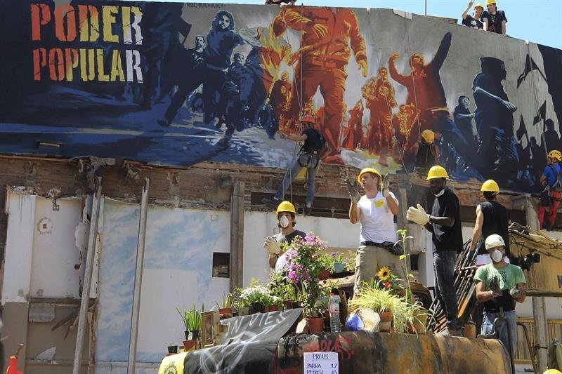 Personas pertenecientes al colectivo de ocupantes del centro social Can Vies han regresado al lugar para intentar reconstruir el edificio