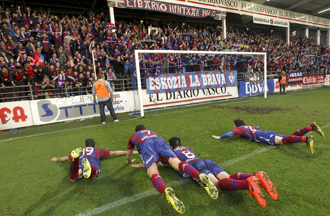  Los jugadores de la Sociedad Deportiva Eibar celebran el ascenso del equipo a Primera División conseguido la semana pasada