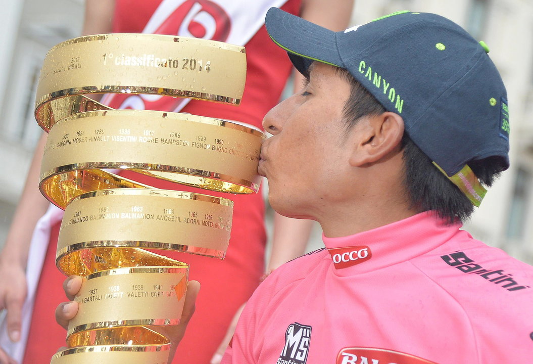 El ciclista Nairo Quintana del equipo Movistar celebra la victoria del Giro de Italia
