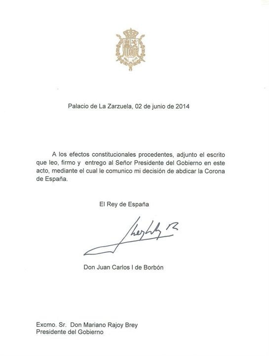 Fotografía facilitada por la Casa Real del documento de abdicación del Rey de la Corona de España dirigido al presidente del Gobierno, Mariano Rajoy