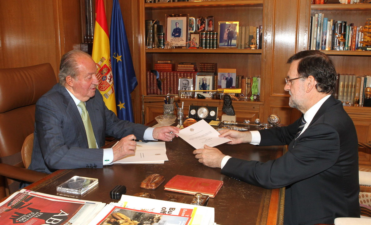 El Rey Don Juan Carlos ha firmando hoy el documento de su abdicación que ha entregado al presidente del Gobierno, Mariano Rajoy, en el Palacio de la Zarzuela
