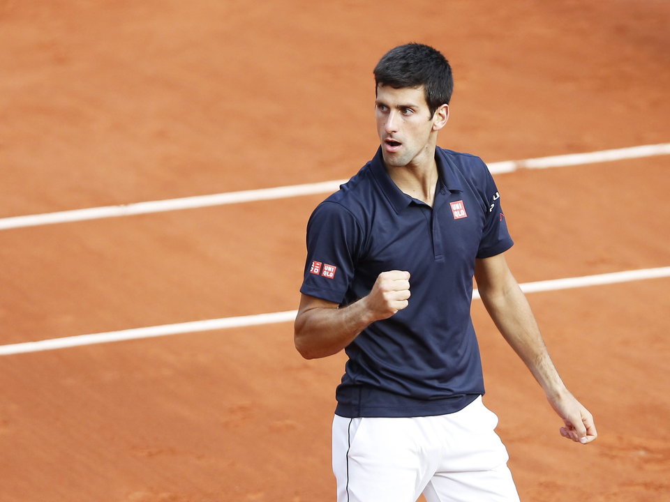 El tenista serbio Novak Djokovic celebra la victoria conseguida frente al canadiense Milos Raonic, en el partido de cuartos de final de Roland Garros 