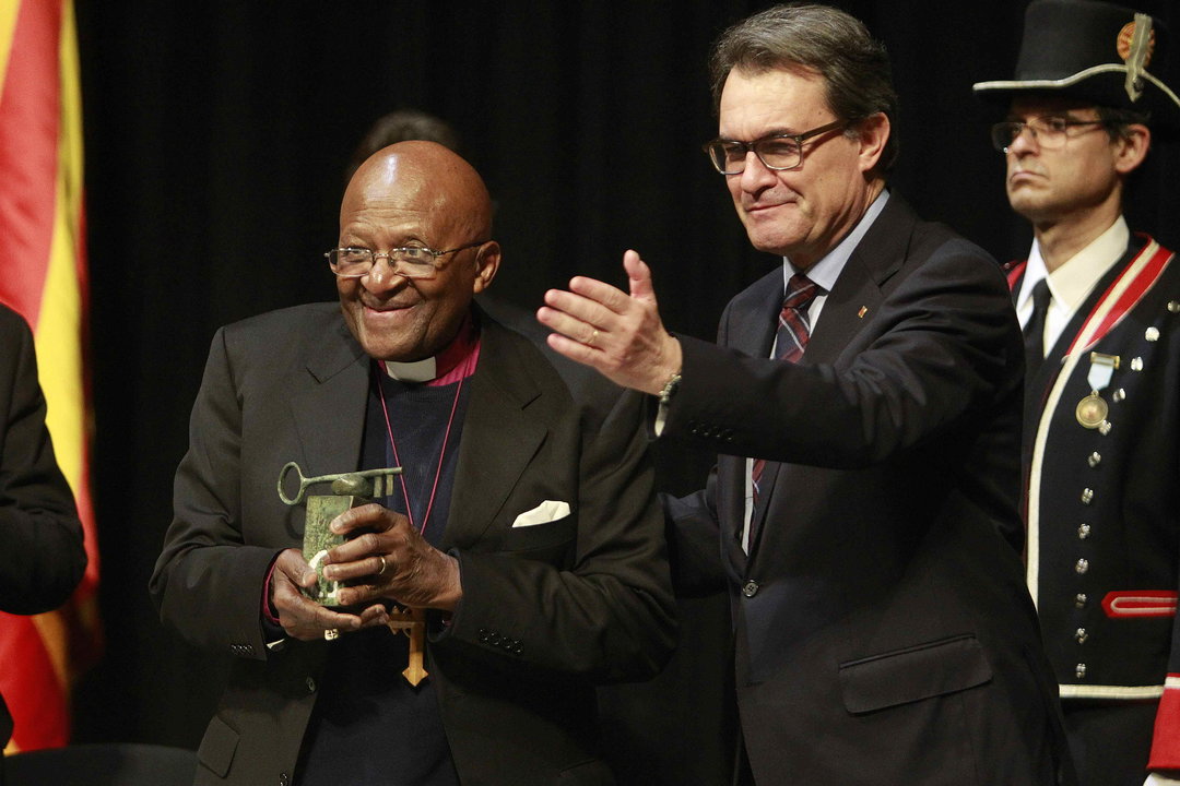  El arzobispo sudafricano, Desmond Tutu, recoge de manos del presidente de la Generalitat, Artur Mas, el XXVI Premio Internacional de Cataluña