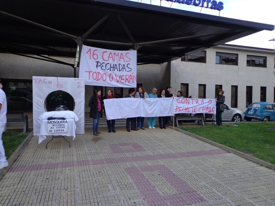 Última protesta por el cierre de camas del verano, ante el Hospital de O Barco.