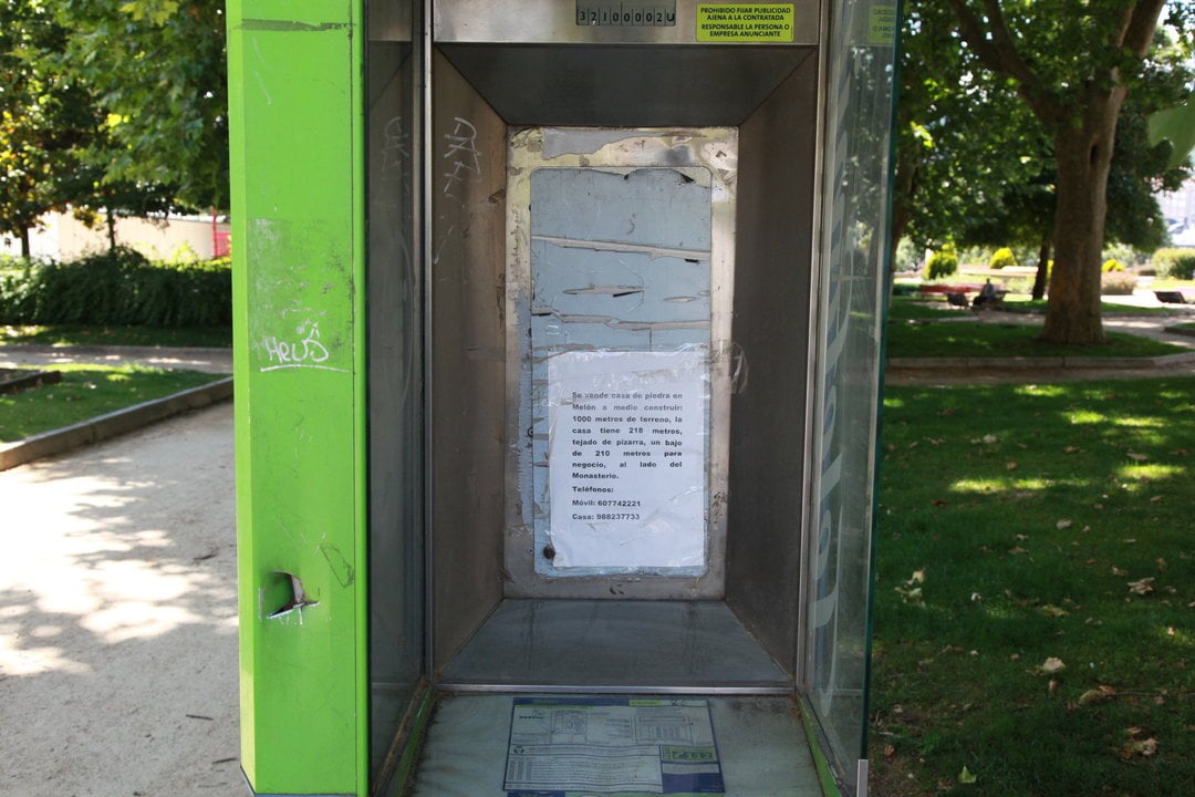 Cabina de teléfono reciclada (JOSÉ PAZ)