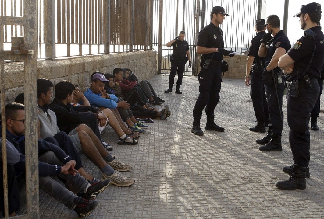 La Policía Nacional, en colaboración con la Policía Local, ha localizado a 21 inmigrantes de origen magrebí, ocultos en las escolleras del puerto de Melilla