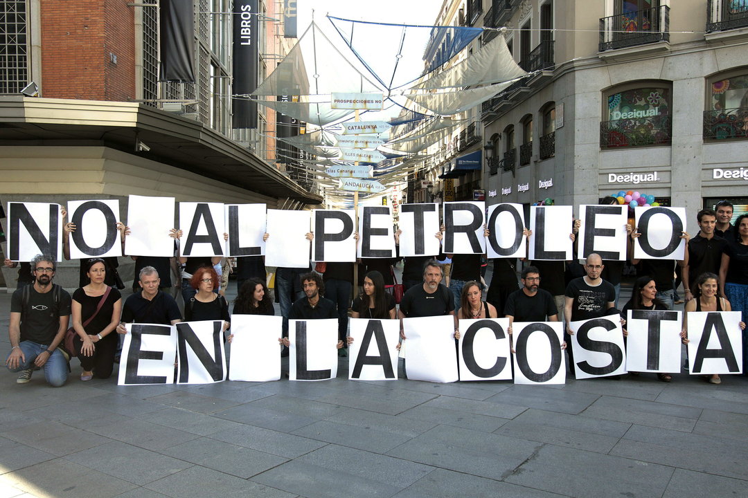 Activistas de Greenpeace durante un acto simbólico coincidiendo con el Día Mundial del Medio Ambiente