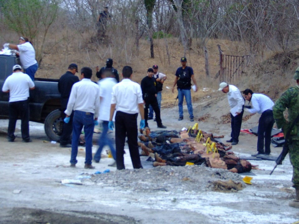 Expertos forenses inspeccionan en el sitio donde las autoridades mexicanas encontraron los cadáveres de 12 personas en el interior de una camioneta abandonada