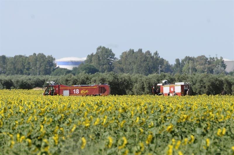 Camiones de bomberos en las cercanías de la base de Morón de la Frontera (Sevilla), lugar donde hoy se ha estrellado un avión de combate Eurofighter