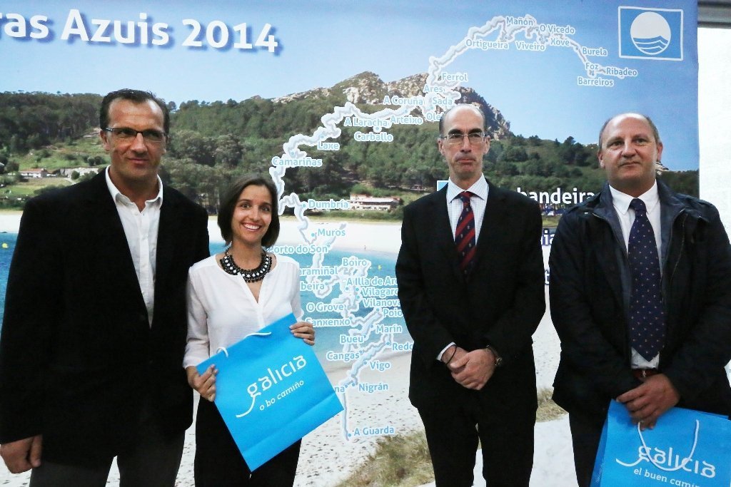 El alcalde de Baiona, Jesús Almuiña, acudió acompañado de representantes de las instalaciones marítimas.