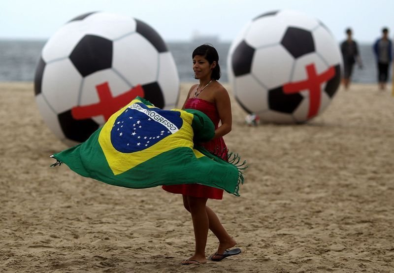 La playa de Copacabana se llenó ayer de balones gigantes con cruces rojas.