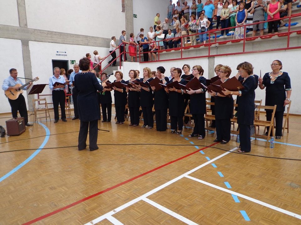 El coro de Veigamuiños, durante la misa.