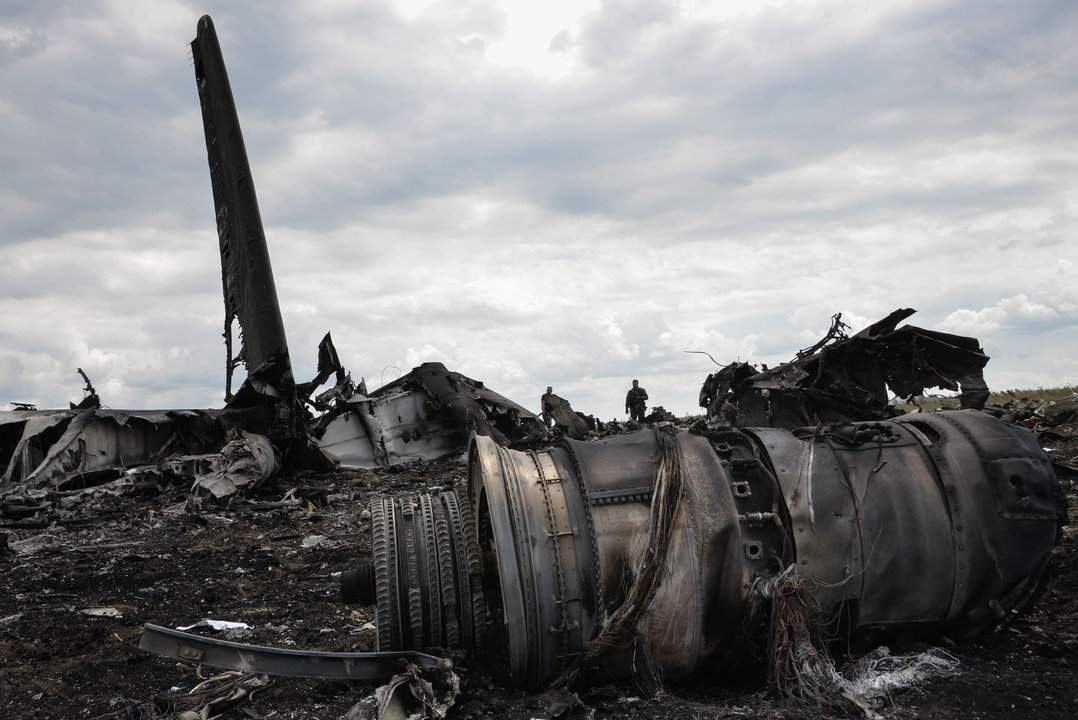 LUS08. Luhansk (Ukraine), 14/06/2014.- Remnants of a downed Ukrainian military transport plane (IL-76) in the eastern city of Luhansk, Ukraine, 14 June 2014. The Ukrainian prosecutor&#39;s office confirmed early 14 June that 49 people were killed after separatists shot down an Ilyushin-76 transport plane of the Ukraine Air Force&#39;s as it was approaching an airport in Luhansk. (Ucrania) EFE/EPA/MSTYSLAV CHERNOV