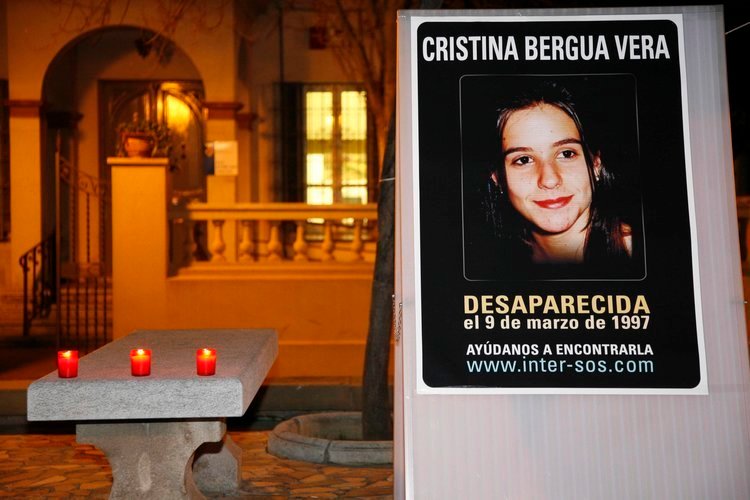 Cartel con la imagen de Cristina Bergua Vera, uno de los casos que aparecen en el libro