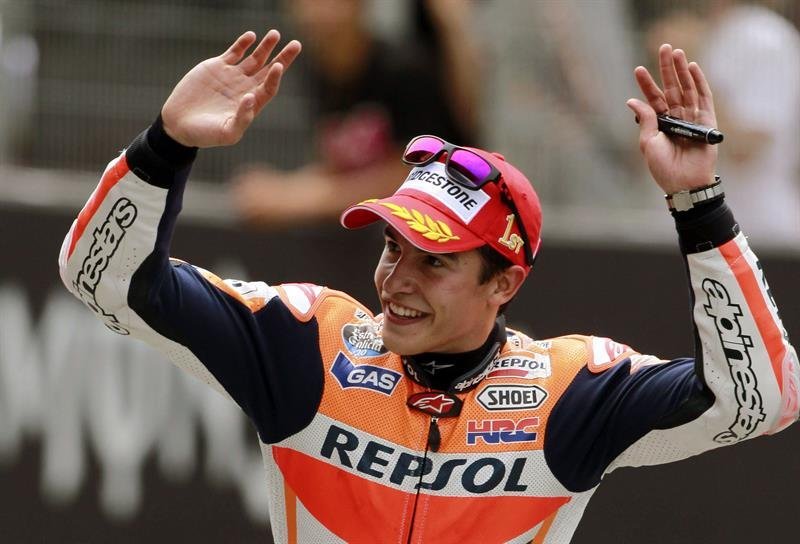 El piloto español Marc Márquez, del equipo Repsol Honda Team, celebra ante el público su victoria en la carrera de MotoGP del Gran Premio de Catalunya
