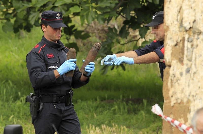 La Ertzaintza ha encontrado unos 300 artefactos explosivos en la casa de Muskiz donde explosionó un obús que hirió a su propietario