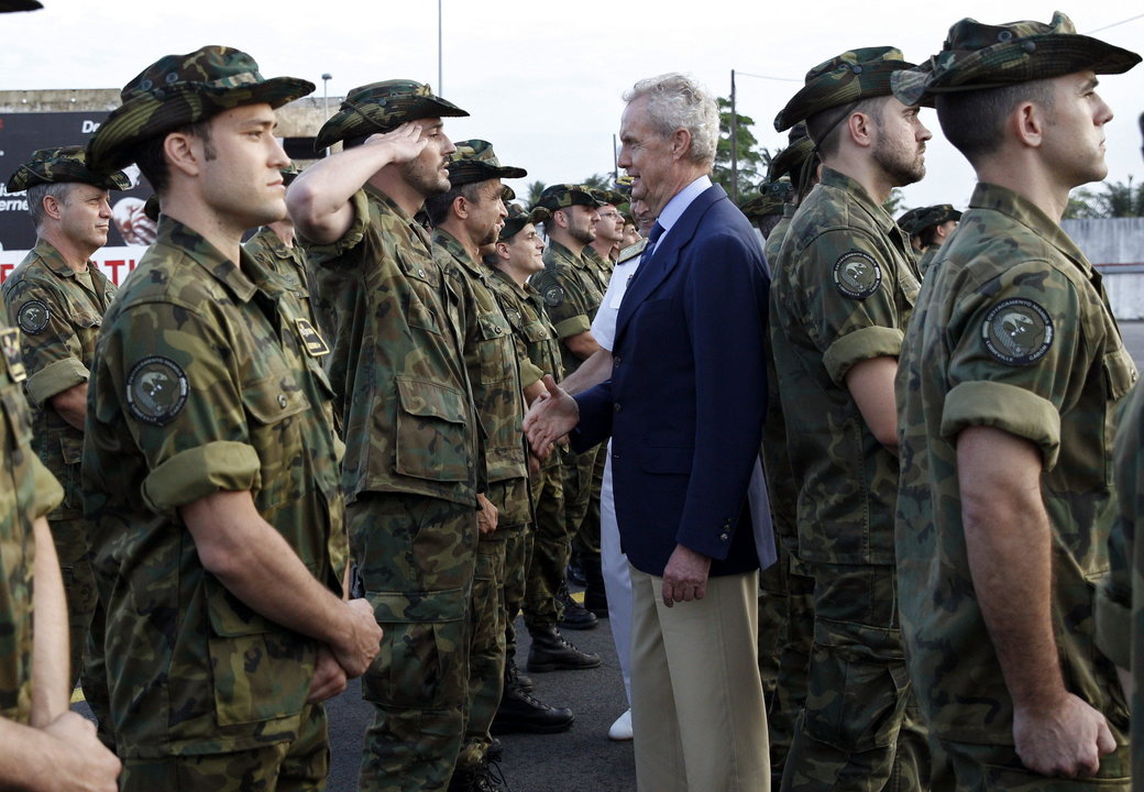 El ministro de Defensa, Pedro Morenés (c), saluda a las tropas españolas destinadas en el destacamento Mamba