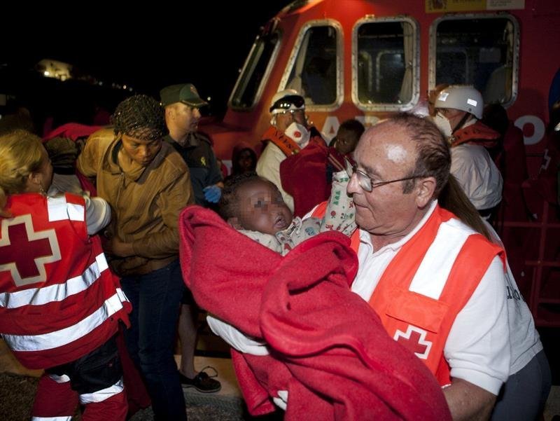 Varios de los 64 inmigrantes subsaharianos que han sido rescatados 