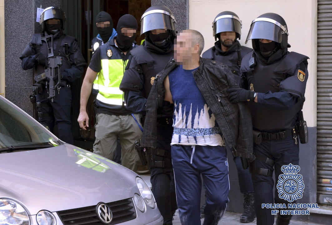 Imagen de un vídeo facilitado por la Policía Nacional de la detención de una de las nueve personas