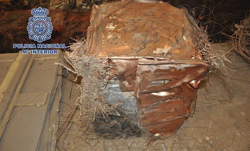 Fotografía facilitada por la Policía Nacional que ha desarticulado una organización que se dedicaba a vender escombros como cobre