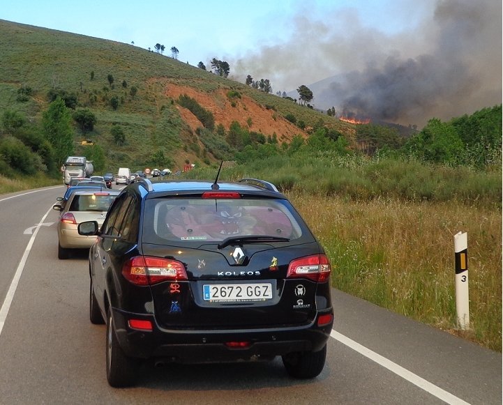 Vehículos retenidos en la carretera N-120, a causa del incendio de Rubiá.