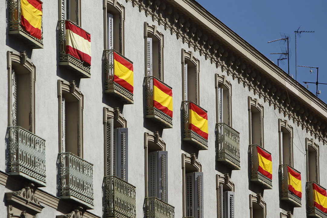 Varios balcones del barrio de Ópera lucen banderas de España