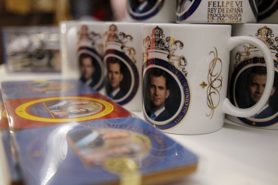 Varias tiendas del centro de Madrid comienzan hoy la venta de souvenirs de los nuevos reyes de España