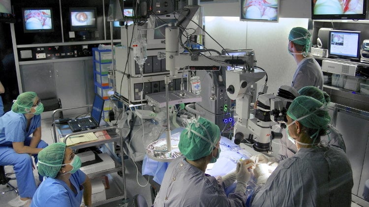  Fotografía facilitada por la clínica Barraquer de la operación en la que una mujer ciega, la andaluza Aurora Castilla, ha recuperado parte de la visión gracias a la implantación de un microchi