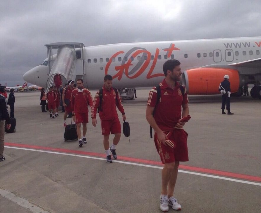 La selección española mostraba caras de tristeza en su llegada a Curitiba.