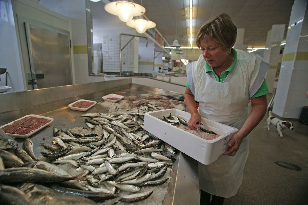 Amparo Estévez vendía ayer en el Berbés sardina del xeito a 10 euros el kilo.