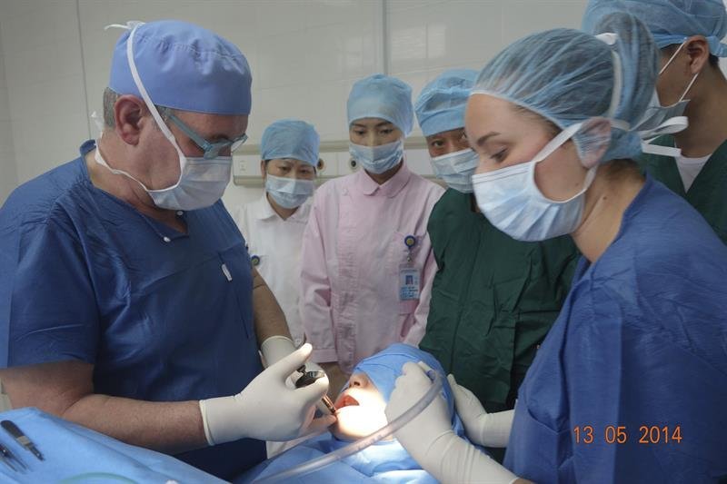 Fotografía facilitada por el doctor Pablo Furelos (i), junto a una enfermera española de su clínica de Santa Cruz de Tenerife y miembros del Hospital Caritativo de Shanghái Pudong, operando a una paciente china 