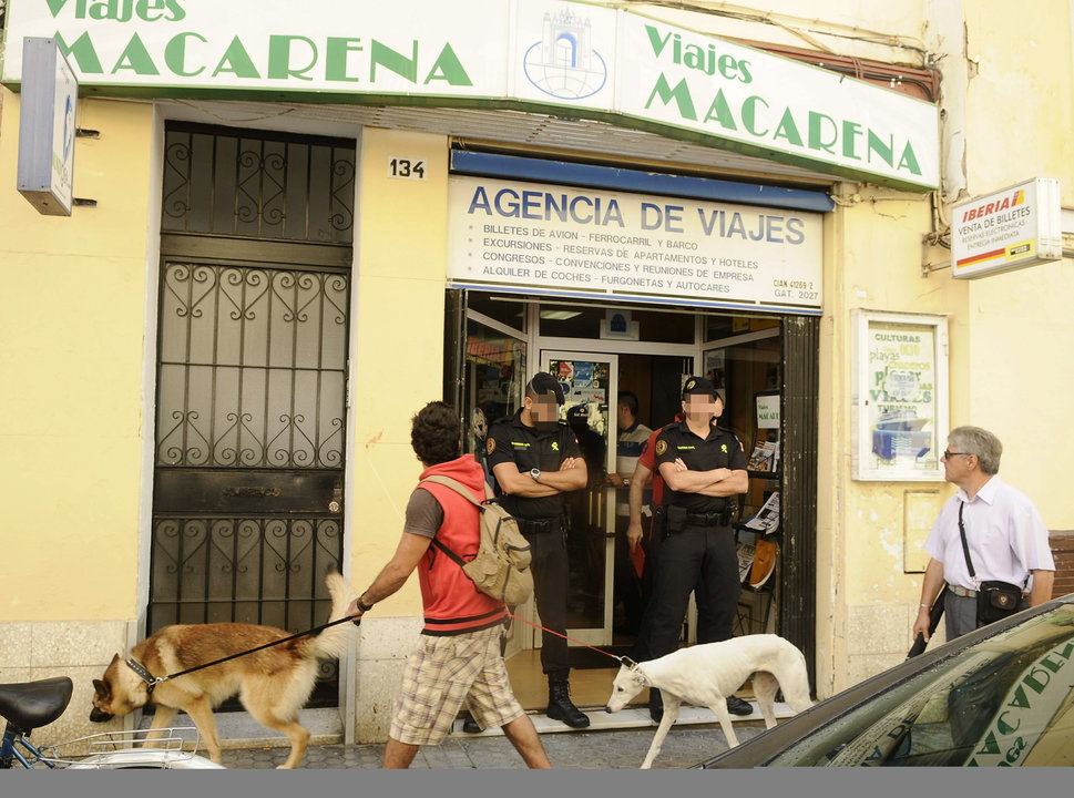 La Guardia Civil durante el registro de una agencia de Viajes en la calle Feria de Sevilla 