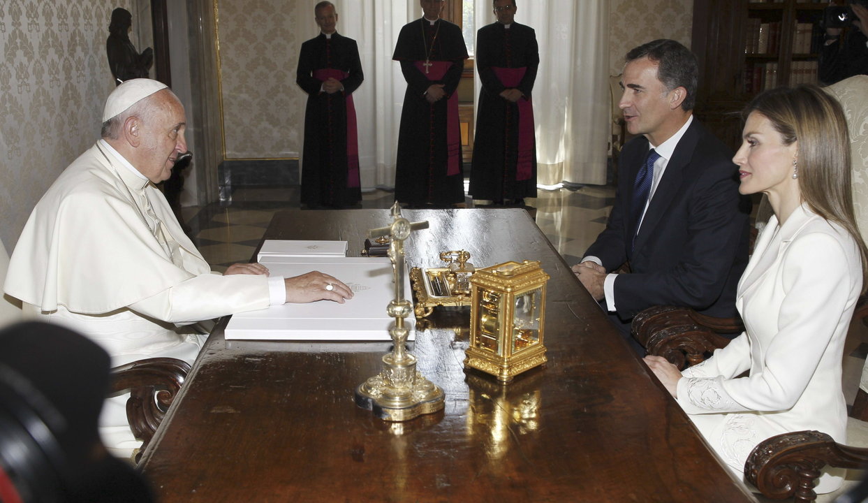  Los reyes de España, Felipe VI y doña Letizia, conversan con el papa Francisco durante la audiencia privada