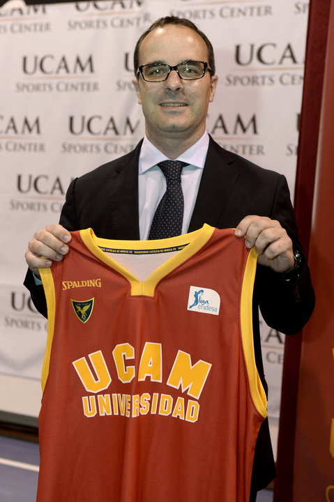 El nuevo entrenador del equipo de baloncesto del Ucam Murcia, Diego Ocampo, durante su presentación