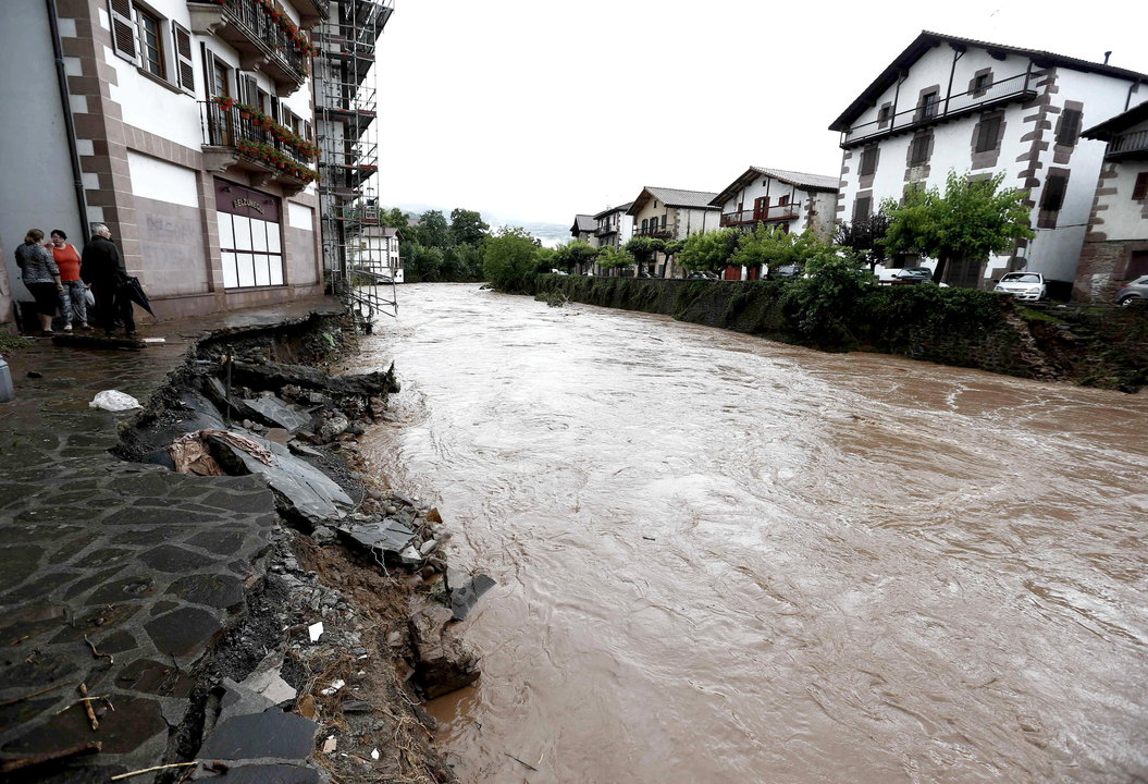 Daños provocados por el desbordamiento del río Bazán, en Elizondo