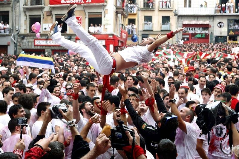 Arrancan en Pamplona nueve días de fiesta colectiva (JAVIER LIZÓN)