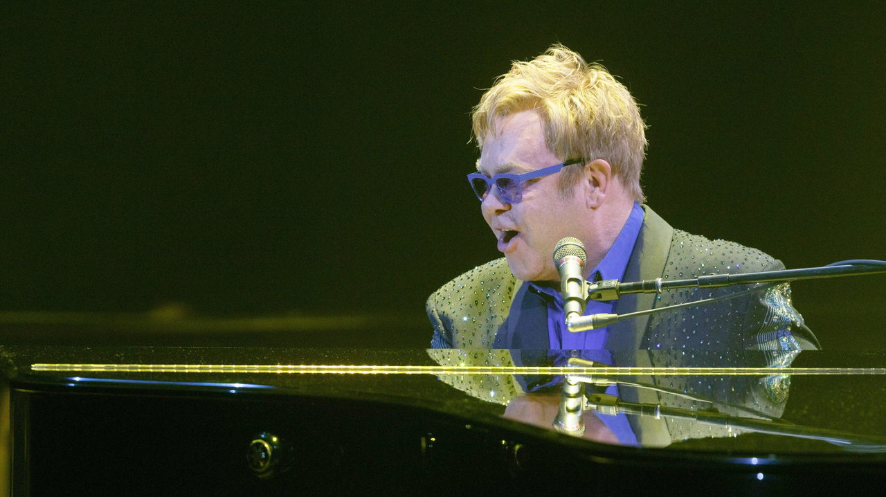 MKS016. Kiel (Germany), 12/07/2014.- British singer Sir Elton John performs at the Sparkassen Arena during the Schlewsig-Holstein Music Festival in Kiel, Germany, 12 July 2014. (Alemania) EFE/EPA/MARKUS SCHOLZ