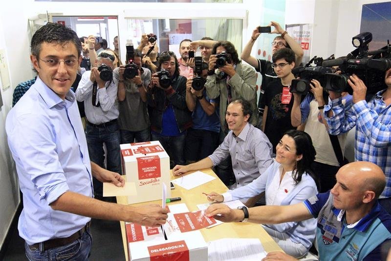 El candidato a la secretaría general del PSOE Eduardo Madina en el momento de votar en una agrupación socialista de Bilbao