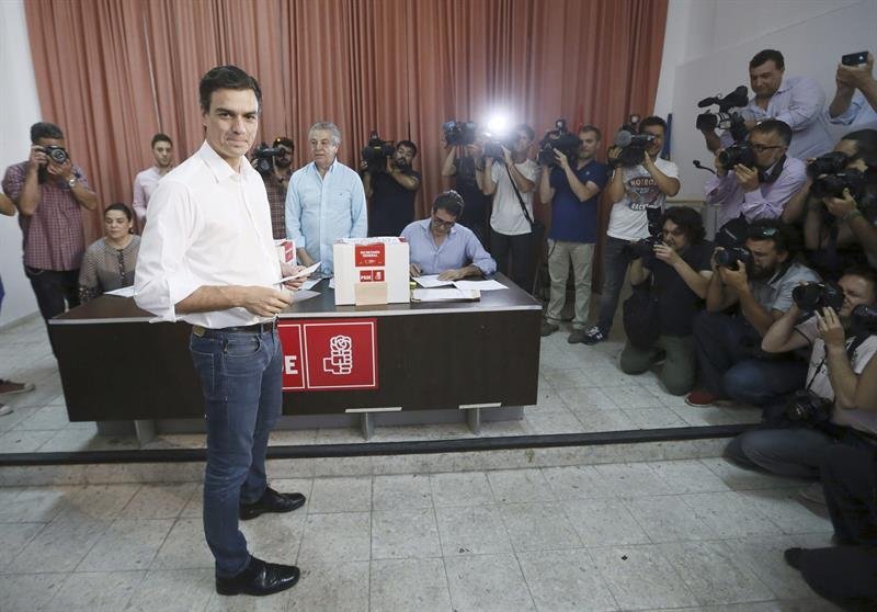El candidato Pedro Sánchez acudiendo a votar
