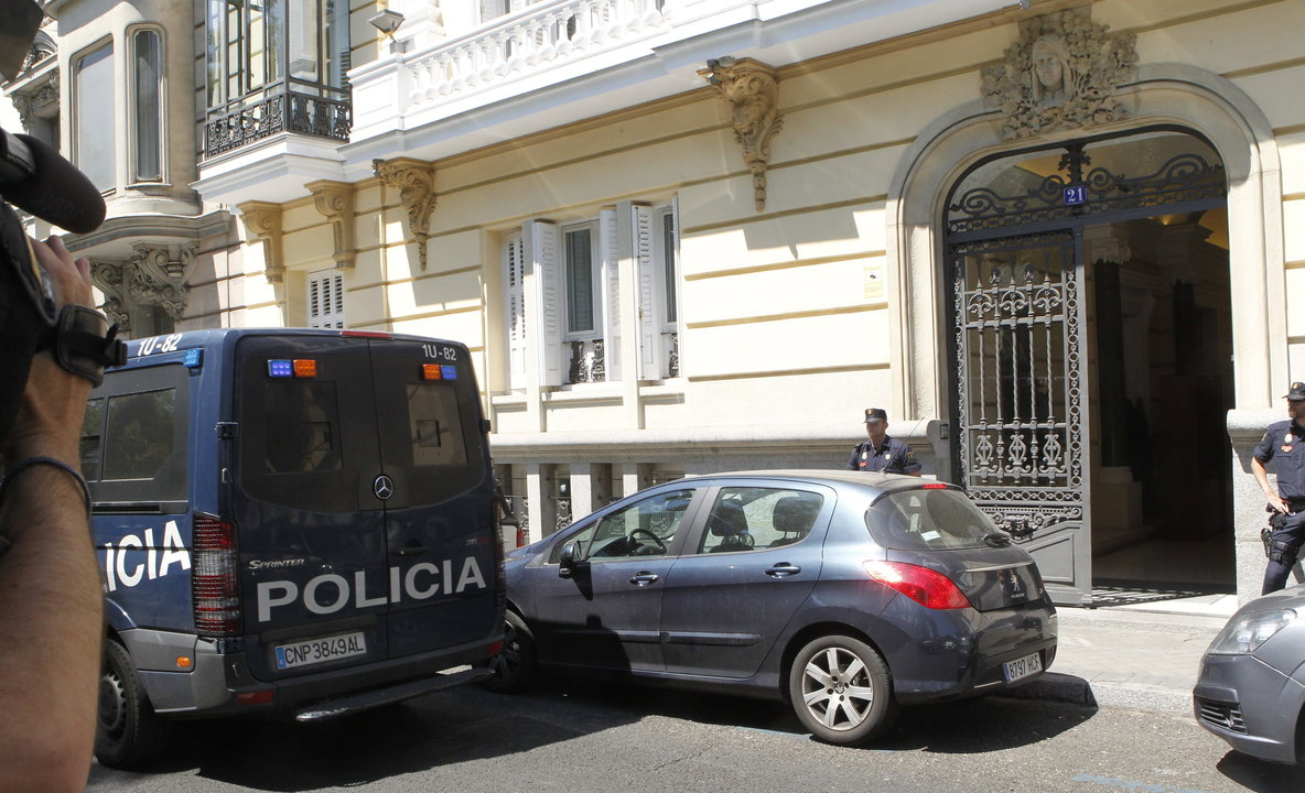 Policías vigilan la entrada de la sede de Gowex, situada en el Paseo de la Castellana número 21 de Madrid, durante el registro