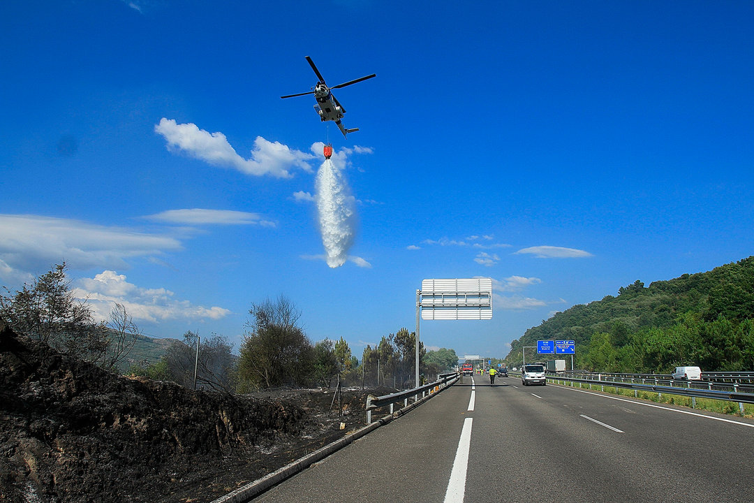 Un helicóptero echa agua sobre las llamas (MIGUEL ÁNGEL)