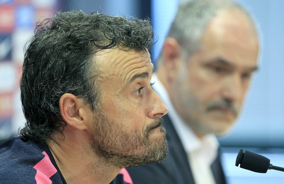  El entrenador del FC Barcelona, Luis Enrique (i), y el director deportivo del club, Andoni Zubizarreta, durante la rueda de prensa