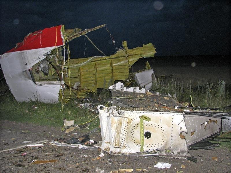 Restos del fuselaje del avión Boeing 777, de la aerolínea Malaysia Airlines, esparcidos en una localización del este de Ucrania cerca de Donetsk