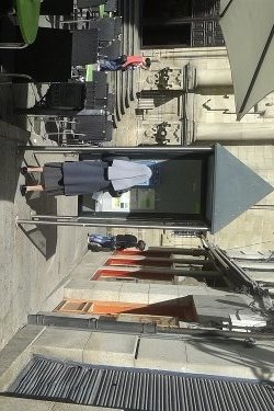 Una monja intenta utilizar la cabina telefónica de la Praza Santa Eufemia