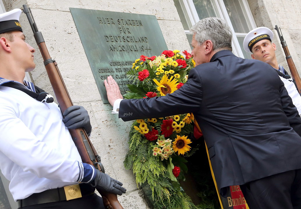 BER506. Berlin (Germany), 20/07/2014.- German President Joachim Gauck (C) lays down a wreath during the commemoration service for the 70th anniversary of the assassination attempt on Adolf Hitler at the Bendlerblock in Berlin, Germany, 20 July 2014. The anniversary commemorates the members of the resistance who were arrested and executed after a failed assassination attempt on Adolf Hitler that took place on 20 July 1944. (Alemania) EFE/EPA/WOLFGANG KUMM