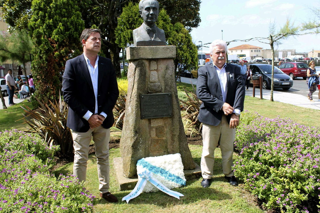 Gómez Besteiro y Carlos Gey, ante el busto a Castelao en Rianxo (SALVADOR SAS)