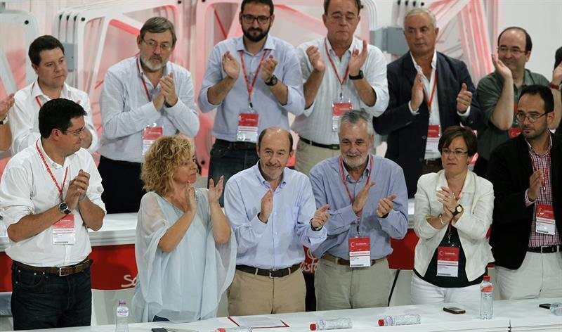 El secretario general saliente del PSOE, Alfredo Pérez Rubalcaba (c), que se ha despedido hoy expresando su agradecimiento a todo el partido