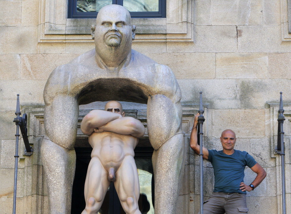 El escultor Ramón Conde posa con una de sus esculturas que estos días se pueden admirar por distintos puntos de Santiago de Compostela