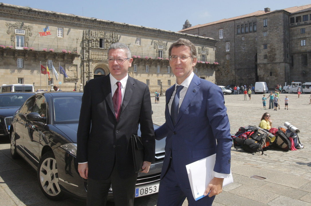 El presidente de la Xunta de Galicia, Alberto Núñez Feijoo (d) acompaña al ministro de Justicia, Alberto Ruiz Gallardón, a su llegada al pazo de Raxoi 